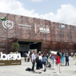 Pessoas em frente a fachada do pavilhão, chegam para participar de plenárias na COP30 (Foto: Bruno Peres/Agência Brasil)