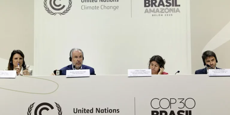 A diretora-executiva da COP30, Ana Toni, o presidente da COP30, embaixador André Corrêa do Lago, a diretora do Departamento de Clima do MRE, Liliam Chagas, e o diretor de Estratégia e Alinhamento da COP30, Túlio Andrade, durante coletiva de imprensa na COP30. Foto: Bruno Peres/Agência Brasil