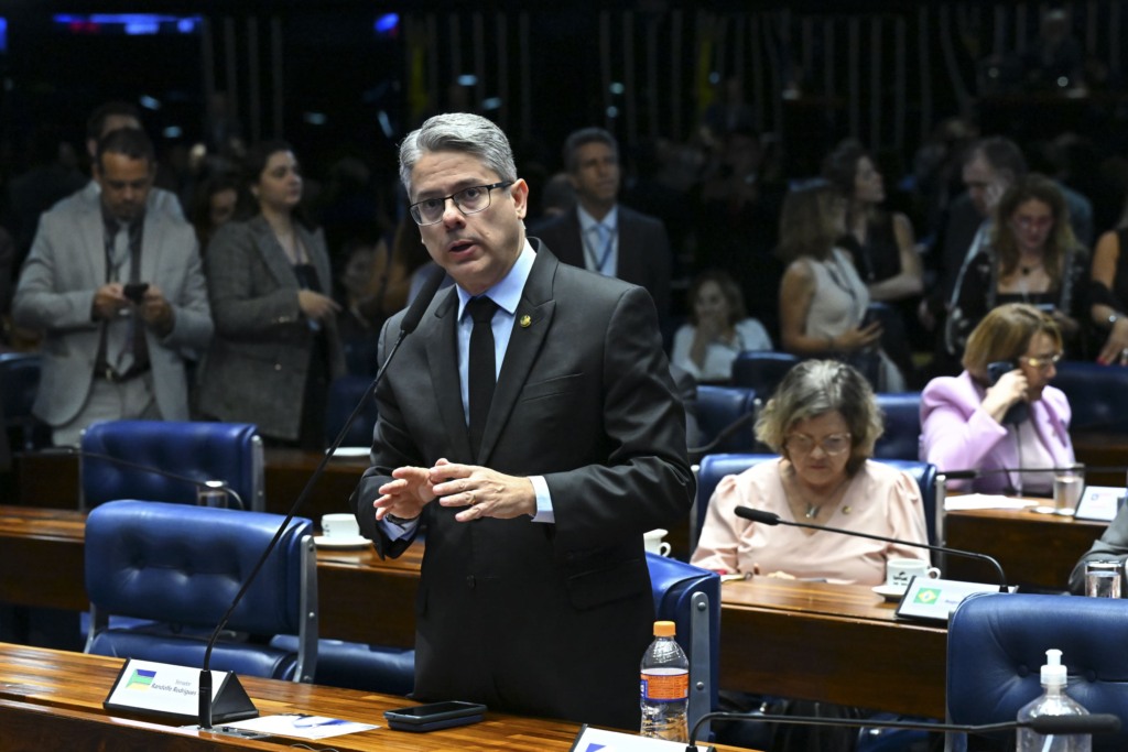 Alessandro Vieira, à bancada do plenário do Senado, fala durante votação de autoridades sabatinadas nas comissões permanentes, em 12 de novembro de 2025 (Foto Jefferson Rudy/Agência Senado) Alessandro Vieira, à bancada do plenário do Senado, fala durante votação de autoridades sabatinadas nas comissões permanentes, em 12 de novembro de 2025 (Foto Jefferson Rudy/Agência Senado)