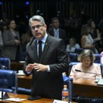 Alessandro Vieira, à bancada do plenário do Senado, fala durante votação de autoridades sabatinadas nas comissões permanentes, em 12 de novembro de 2025 (Foto Jefferson Rudy/Agência Senado)