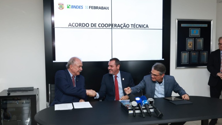 Aloizio Mercadante, Andrei Rodrigues e Isaac Sidney celebram ACT na sede paulista da PF, em 22 de dezembro de 2025 (Foto Nicola Labate/BNDES)