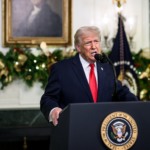 Donald Trump faz pronunciamento &agrave; na&ccedil;&atilde;o, a partir da Sala de Recep&ccedil;&otilde;es Diplom&aacute;ticas da Casa Branca, em 17 de dezembro de 2025 (Foto Daniel Torok/Casa Branca)