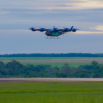 Eve Air Mobility realiza o primeiro voo do prot&oacute;tipo eVTOL em escala real, em Gavi&atilde;o Peixoto (SP), em 22 de dezembro de 2025 (Foto Divulga&ccedil;&atilde;o)