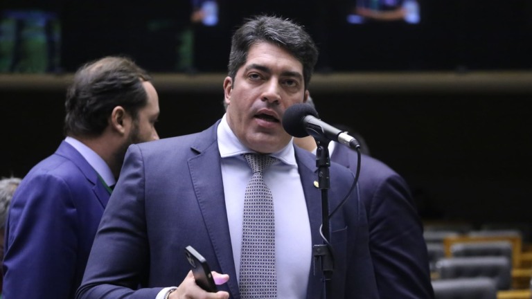 Otto Alencar Filho, à tribuna, durante sessão plenária na Câmara para votação de propostas, em 21 de outubro de 2025 (Foto Kayo Magalhães/Câmara dos Deputados)