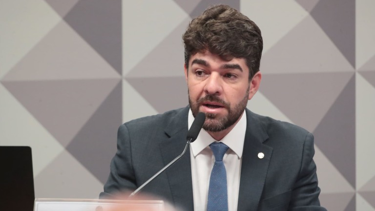 Zé Vitor apresenta relatório durante reunião da comissão mista da MP 1308/2025, em 2 de dezembro de 2025 (Foto Bruno Spada/Câmara dos Deputados)
