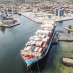 Navio de contêineres da Maersk atracado em porto (Foto Divulgação)