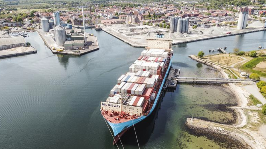 Navio de contêineres da Maersk atracado em porto (Foto Divulgação)