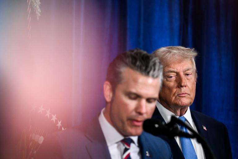 O presidente Donald Trump discursa em uma coletiva de imprensa em Mar-a-Lago, Palm Beach, Flórida, após a Operação Resolução Absoluta na Venezuela, que levou à captura do presidente venezuelano Nicolás Maduro, no sábado, 3 de janeiro de 2026. (Foto oficial da Casa Branca por Molly Riley)