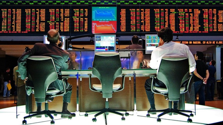 Operadores acompanham as cotações no pregão da Bolsa de Valores de São Paulo (B3), antiga Bovespa (Foto Divulgação)