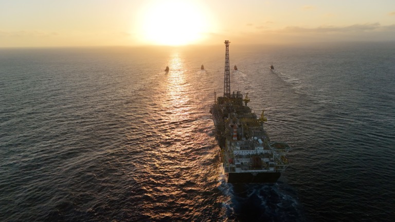 Chegada do FPSO P-78 no campo de Búzios, com capacidade de produção de 180 mil barris de óleo por dia, além de comprimir 7,2 milhões de m³ de gás diários (Foto Agência Petrobras)