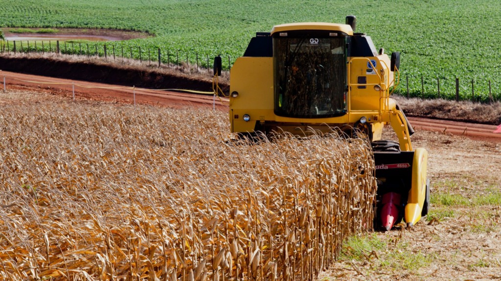 Colheitadeira em lavoura de milho, no município de Ijuí/RS (Foto Claudio Fachel/Palácio Piratini) Colheitadeira em lavoura de milho, no município de Ijuí/RS (Foto Claudio Fachel/Palácio Piratini)
