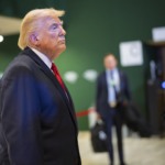 Donald Trump caminha pelas &aacute;reas comuns durante a reuni&atilde;o anual do F&oacute;rum Econ&ocirc;mico Mundial de 2026, em Davos, na Su&iacute;&ccedil;a, em 21 de janeiro (Foto WEF)