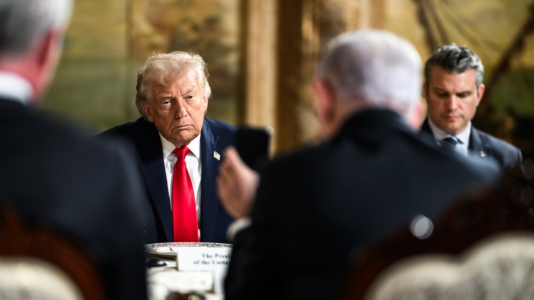 Donald Trump recebe a notícia de que será agraciado com o Prêmio Israel, comunicada por Benjamin Netanyahu, no Mar-a-Lago Club, em Palm Beach, na Flórida, em 29 de dezembro de 2025 (Foto Daniel Torok/White House)