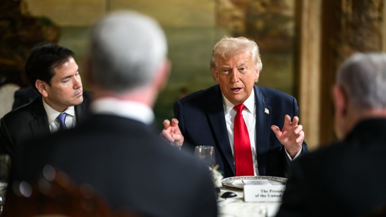 Donald Trump recebe a notícia de que será agraciado com o Prêmio Israel, comunicada por Benjamin Netanyahu, no Mar-a-Lago Club, em Palm Beach, na Flórida, em 29 de dezembro de 2025 (Foto Daniel Torok/White House)