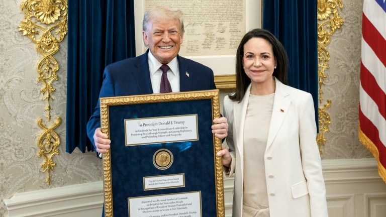 Donald Trump se reúne com a líder da oposição na Venezuela e vencedora do Nobel da Paz em 2025, María Corina Machado, no Salão Oval, em 15 de janeiro de 2025, após captura de Nicolás Maduro (Foto Daniel Torok/Oficial Casa Branca)