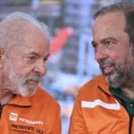 Lula e Alexandre Silveira durante cerim&ocirc;nia de conclus&atilde;o de novas unidades e amplia&ccedil;&atilde;o de capacidade operacional na Rnest, em Ipojuca (PE), em 2 de dezembro de 2025 (Foto Ricardo Botelho/MME)