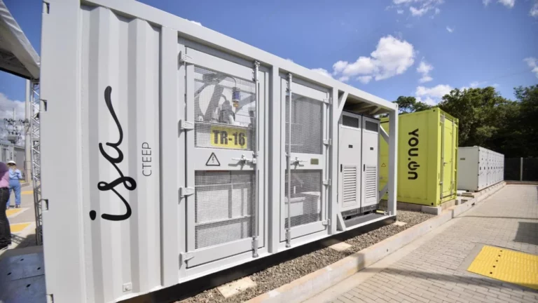 Módulos de grande porte do primeiro projeto de armazenamento de energia em baterias em larga escala no sistema de transmissão brasileiro, operado pela ISA Energia Brasil (Foto Divulgação)