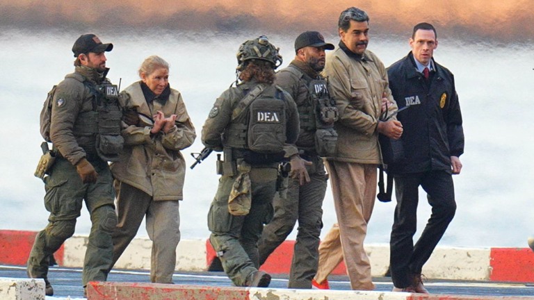 Na corte americana, Nicolás Maduro e a esposa, Cilia Flores, se se declaram inocentes em audiência no Tribunal Distrital Federal de Manhattan, em Nova York, em 5 de dezembro de 2026 (Foto RS/Fotos Públicas)