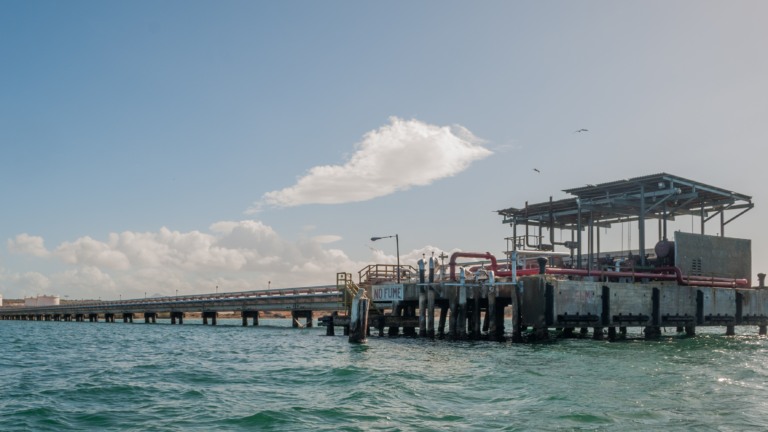 Instalação da PDVSA no estado de Nueva Esparta, na Venezuela, com estrutura costeira utilizada para abastecimento regional (Foto Divulgação)