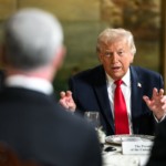 Donald Trump recebe a notícia de que será agraciado com o Prêmio Israel, comunicada por Benjamin Netanyahu, no Mar-a-Lago Club, em Palm Beach, na Flórida, em 29 de dezembro de 2025 (Foto Daniel Torok/White House)