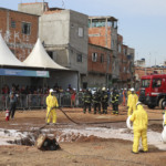 Treinamento da Transpetro, com participa&ccedil;&atilde;o do Corpo de Bombeiros, Defesa Civil e outras institui&ccedil;&otilde;es, simula vazamento de diesel causado por tentativa de furto em duto de combust&iacute;vel na comunidade Jardim Nair, na Zona Leste de S&atilde;o Paulo. Foto: Rovena Rosa/Ag&ecirc;ncia Brasil
