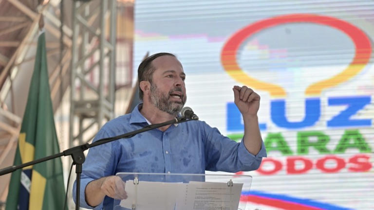 Alexandre Silveira participa do relançamento do Programa Luz para Todos, em Parintins, no Amazonas, em 3 de agosto de 2023 (Foto Ricardo Stuckert/PR)