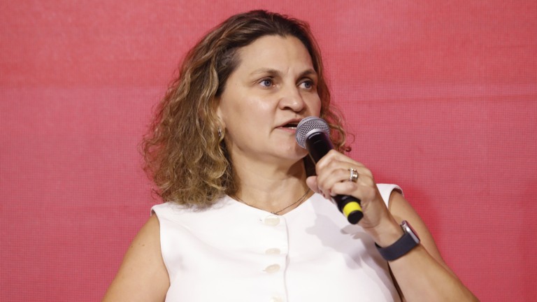 Débora Oliver, CEO da Energisa Gás, fala no painel 'A nova arquitetura de mercado', durante a gas week outlook 2026, em São Paulo, 24 de fevereiro (Foto Edu Viana/agência eixos)