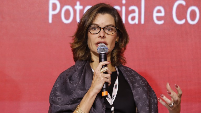 Flavia Barros, diretora de Comercialização da Origem, fala no painel 'Estratégia Brasil – potencial e competitividade', na gas week outlook 2026, em São Paulo, 24 de fevereiro (Foto Edu Viana/agência eixos)