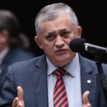 Jos&eacute; Guimar&atilde;es fala, &agrave; bancada, durante sess&atilde;o plen&aacute;ria para discuss&atilde;o e vota&ccedil;&atilde;o de propostas, em 16 de dezembro de 2025 (Foto Bruno Spada/C&acirc;mara dos Deputados)