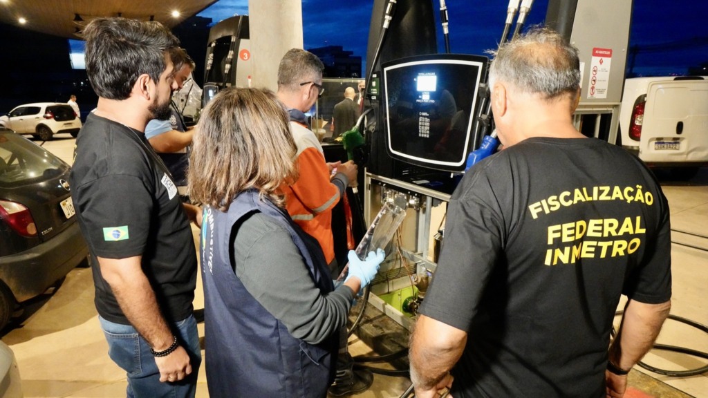 Operação Tô de Olho – Abastecimento Seguro, da ANP e Inmetro, voltada ao combate a fraudes na qualidade e quantidade de combustíveis, em posto no DF, em 3 de fevereiro de 2026 (Foto Cadu Gomes/VPR) Operação Tô de Olho – Abastecimento Seguro, da ANP e Inmetro, voltada ao combate a fraudes na qualidade e quantidade de combustíveis, em posto no DF, em 3 de fevereiro de 2026 (Foto Cadu Gomes/VPR)