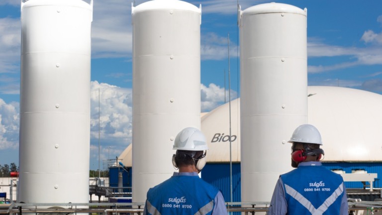 Sulgás injeta biometano da Bioo na rede; na imagem, trabalhadores uniformizados em operação da Sulgás (Foto Divulgação) ORIGINAL