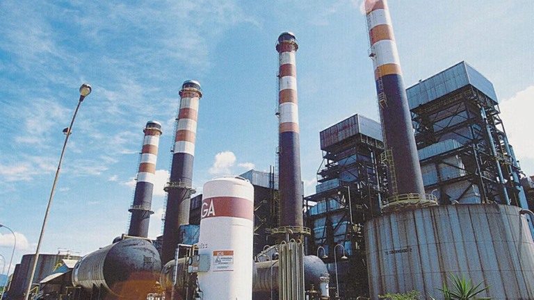 Chaminés e instalações metálicas da termelétrica a gás Santa Cruz, incluída na MP 1.031/2021, da privatização da Eletrobras (Foto Divulgação Furnas)