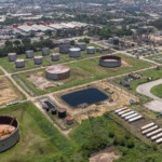 Vis&atilde;o a&eacute;rea das instala&ccedil;&otilde;es da Refinaria de Manguinhos, da Refit, na Zona Norte do Rio de Janeiro (Foto Diego Baravelli/Creative Commons)