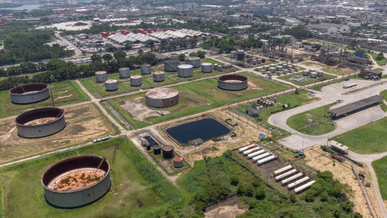Visão aérea das instalações da Refinaria de Manguinhos, da Refit, na Zona Norte do Rio de Janeiro (Foto Diego Baravelli/Creative Commons)