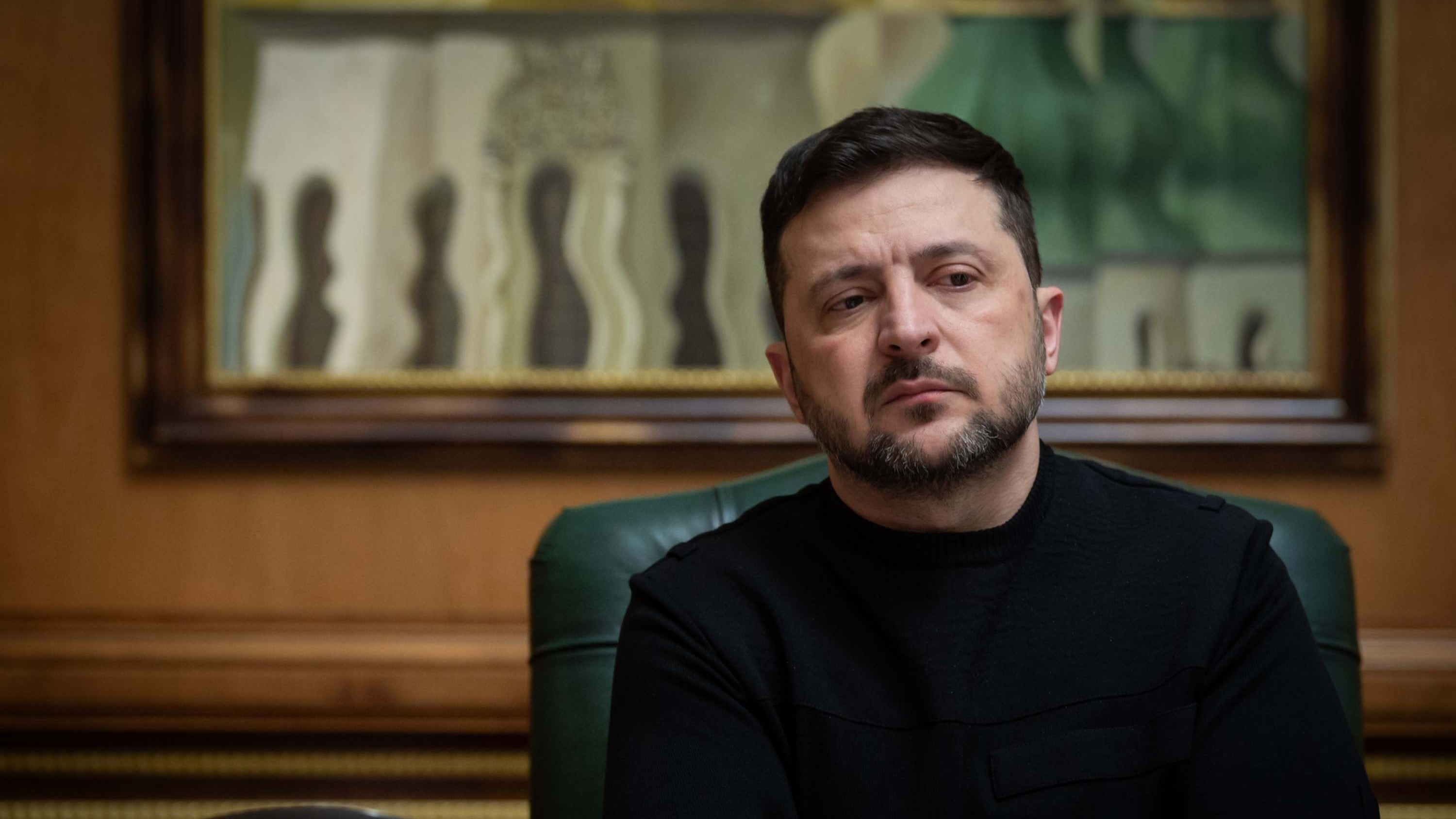 Ucrânia amplia ataques a refinarias russas enquanto Zelensky anuncia reforma no governo