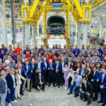 Presidente da Rep&uacute;blica, Luiz In&aacute;cio Lula da Silva, durante visita &agrave; linha de montagem de ve&iacute;culos da BYD. Polo Petroqu&iacute;mico, Cama&ccedil;ari (BA). Foto: Ricardo Stuckert/PR