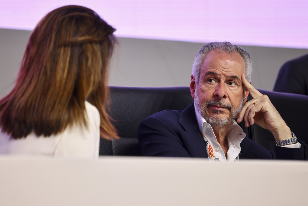 22.11.2025 - Belém - COP30 - CEO da COP30, Ana Toni, conversa com o presidente da COP30, Andre Correa do Lago durante plenária de encerramento. Foto: Ueslei Marcelino/COP30 22.11.2025 - Belém - COP30 - CEO da COP30, Ana Toni, conversa com o presidente da COP30, Andre Correa do Lago durante plenária de encerramento. Foto: Ueslei Marcelino/COP30