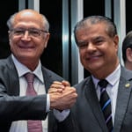 Vice-presidente, Geraldo Alckmin, e o presidente do Senado, senador Davi Alcolumbre (Uni&atilde;o/AP), na cerim&ocirc;nia de ratifica&ccedil;&atilde;o do Acordo Mercosul-Uni&atilde;o Europeia (Foto: Carlos Moura/Ag&ecirc;ncia Senado)