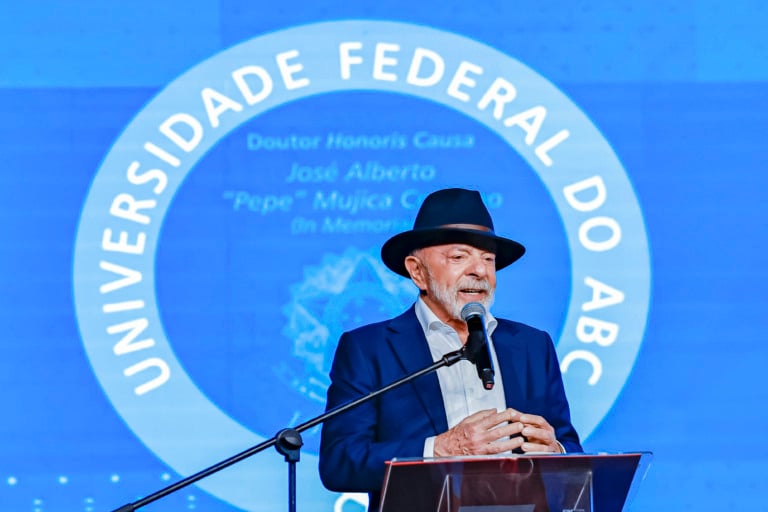 19.03.2026 - Presidente da República, Luiz Inácio Lula da Silva, durante a cerimônia de entrega de título de Doutor Honoris Causa (in memoriam) a José “Pepe” Mujica, no Centro de Formação e Educação Permanente (Cenforpe). São Bernardo do Campo - SP. Foto: Ricardo Stuckert/PR