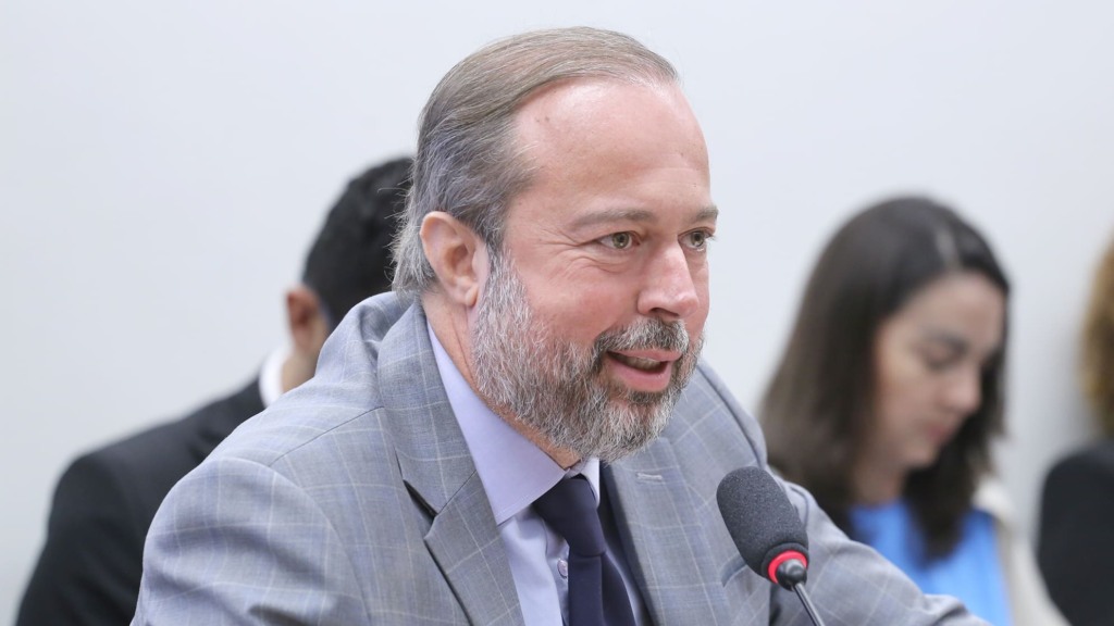 Alexandre Silveira fala sobre assuntos de Minas e Energia, durante reunião da CME na Câmara, em 11 de março de 2026 (Foto Kayo Magalhães/Câmara dos Deputados)