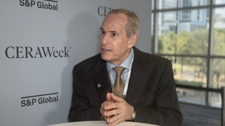 Décio Oddone em entrevista ao estúdio eixos na CERAWeek 2026, evento da S&P Global em Houston, em 23 de março (Foto eixos)