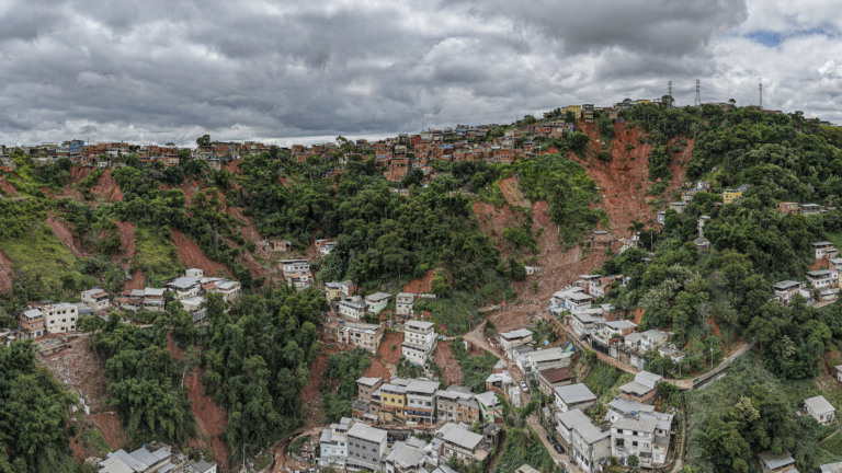Desmoronamento em áreas afetadas por fortes chuvas em Juiz de Fora (MG), durante visita do presidente Lula ao município, em 28 de fevereiro de 2026 (Foto Ricardo Stuckert/PR)