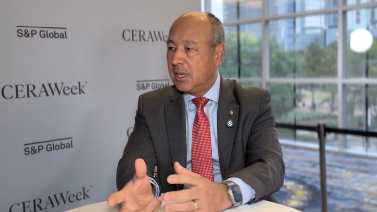 Flavio Ofugi em entrevista ao estúdio eixos na CERAWeek 2026, evento da S&P Global em Houston, em 25 de março (Foto eixos)