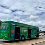 &Ocirc;nibus a hidrog&ecirc;nio verde ser&aacute; utilizado no roteiro tur&iacute;stico c&iacute;vico chamado Rota Monumental. Foto: Nayara Machado/eixos