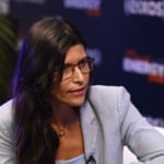 Jana&iacute;na Ruas, diretora de Desenvolvimento de Neg&oacute;cios para Novas Energias da SLB para a AL, fala ao est&uacute;dio eixos durante a Maca&eacute; Energy 2026, em 18 de mar&ccedil;o (Foto Bruno de Lima/ag&ecirc;ncia eixos)