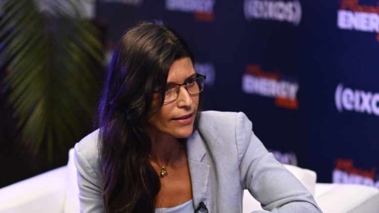 Janaína Ruas, diretora de Desenvolvimento de Negócios para Novas Energias da SLB para a AL, fala ao estúdio eixos durante a Macaé Energy 2026, em 18 de março (Foto Bruno de Lima/agência eixos)