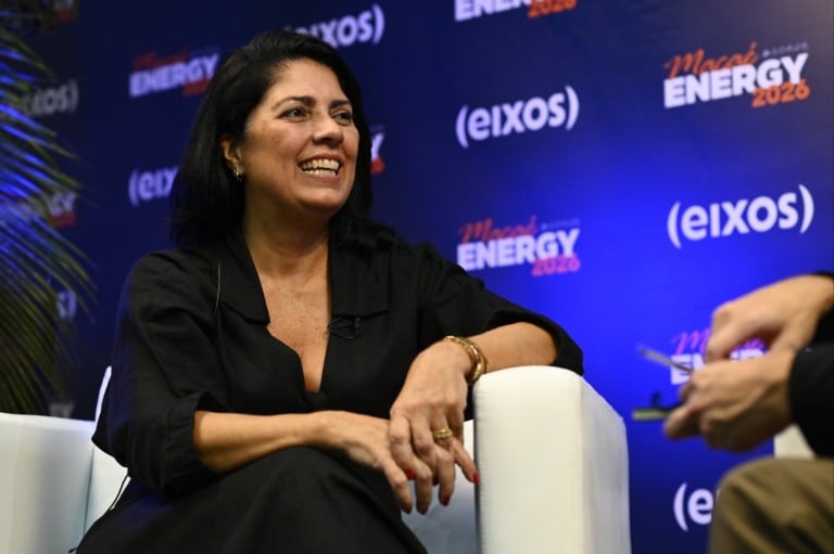 Karine Fragoso, gerente de Petróleo, Gás e Energias da Firjan, fala ao estúdio eixos durante a Macaé Energy 2026, em 18 de março (Foto Bruno de Lima/agência eixos)