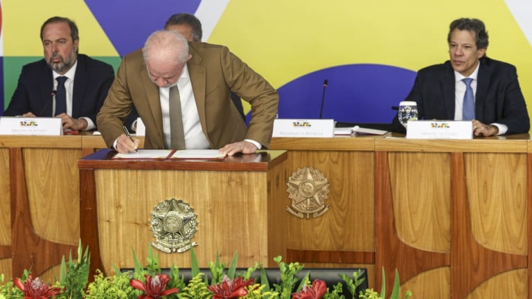 Lula e ministros durante coletiva sobre medidas para reduzir o impacto da oscilação do preço do petróleo sobre o diesel no Brasil, em 12 de março de 2026 (Foto Marcelo Camargo/Agência Brasil)