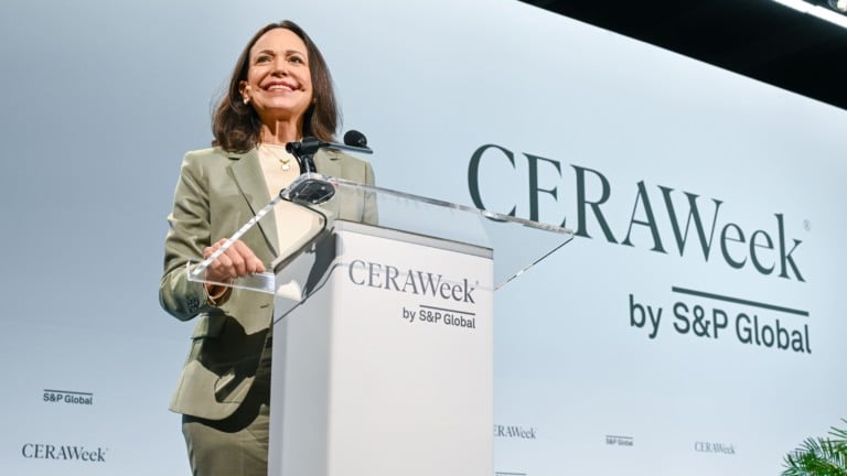 Ativista venezuelana, Maria Corina Machado é ovacionada na CERAWeek 2026, evento da S&P Global em Houston, em 24 de março (Foto Grant Miller Photography)
