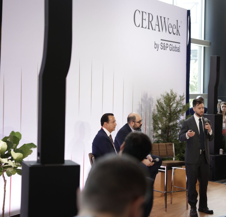 O diretor da S&P Global, Ross Wyeno (em pé), durante a CeraWeek 2025. Foto: Cortesia 